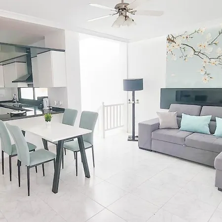 The Palms Poolview Balcony Apartament *