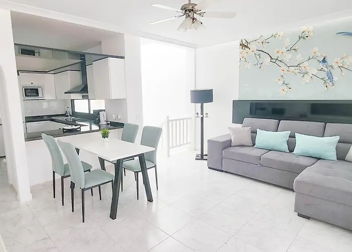 The Palms Poolview Balcony Apartament *